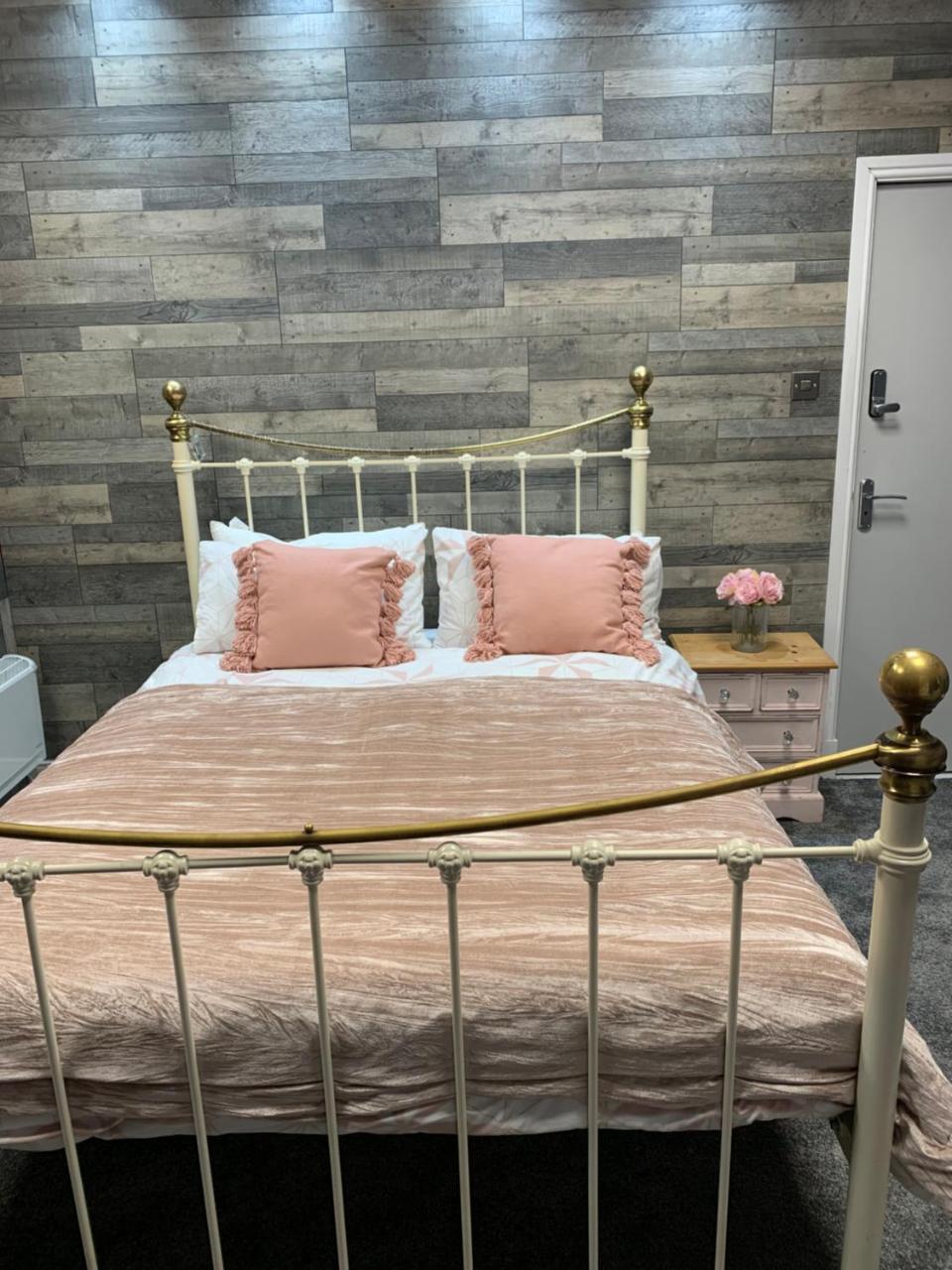 My Perfect Place Rooms & Apartments -Some rooms with Hot Tub- Free Parking - 6