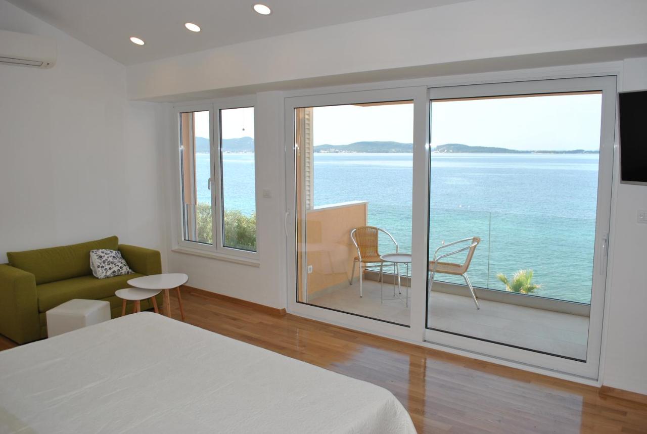 Direct Seafront Villa - 4