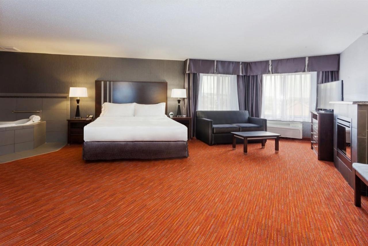 Photo - Holiday Inn Express & Suites Rapid City by IHG