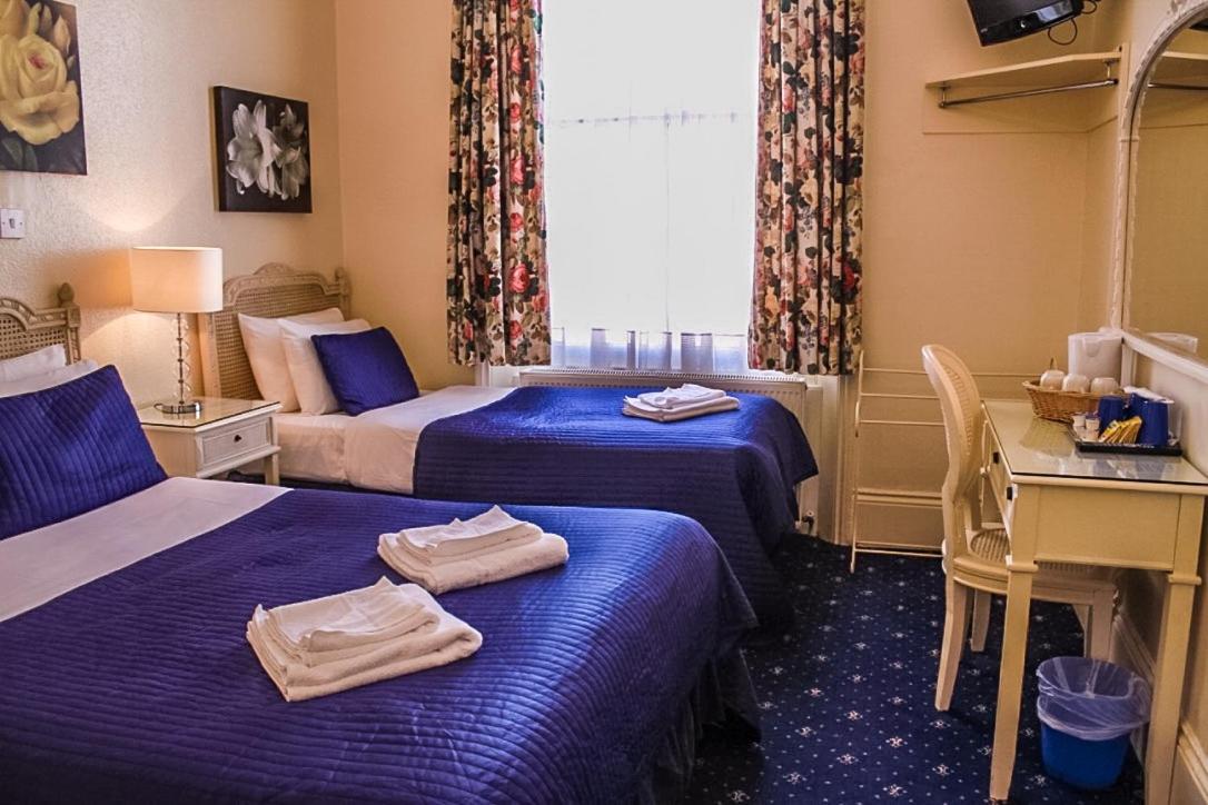 Blades Hotel photo 2