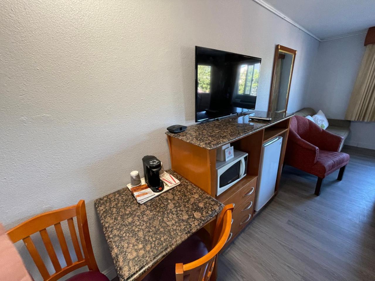 Pacific Inn photo 4