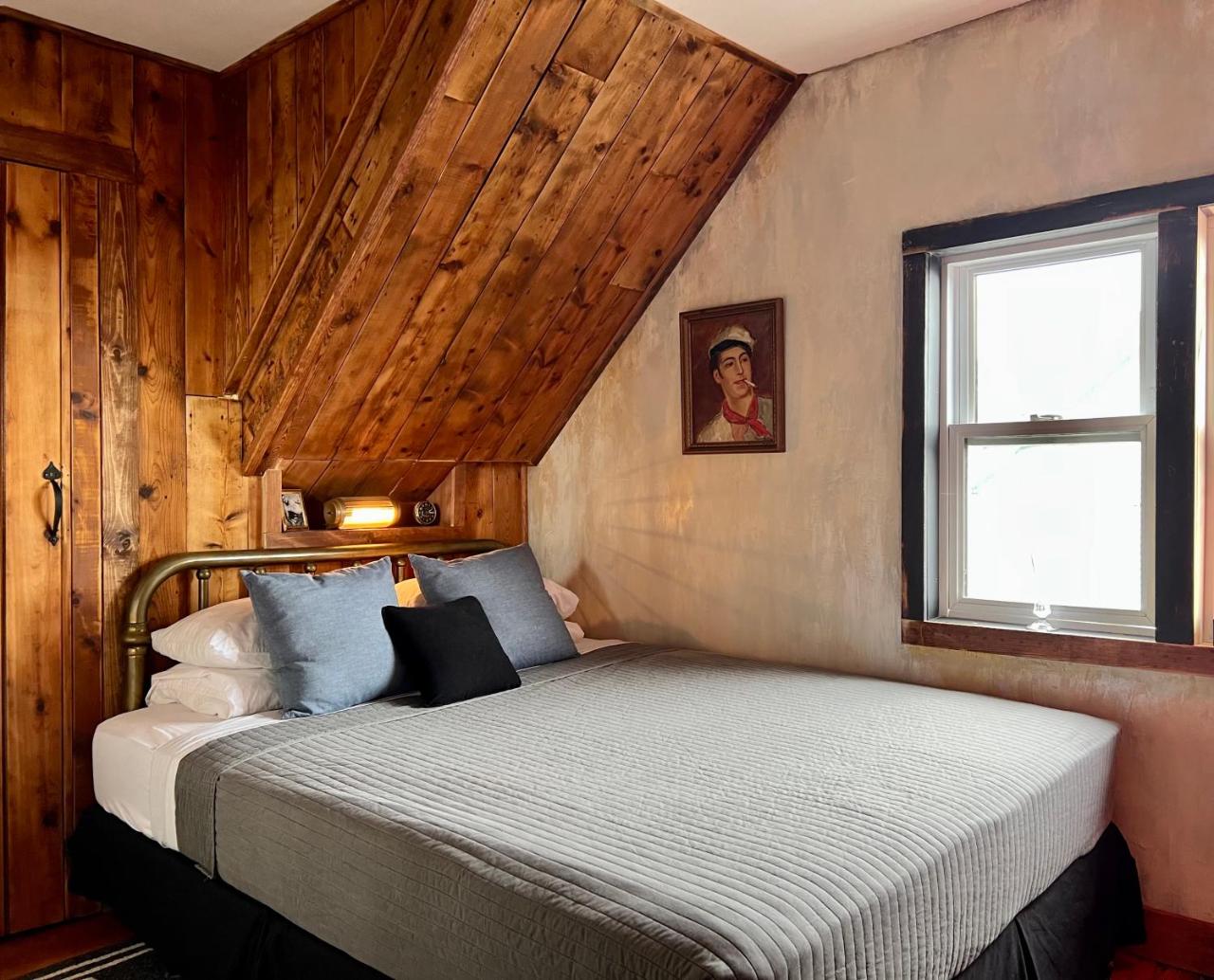 Crew's Quarters Boarding House - Caters to Men photo 4