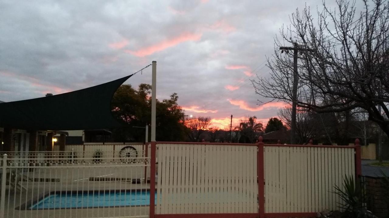 SHEPPARTON MOTOR INN Tudor House Motel photo 4