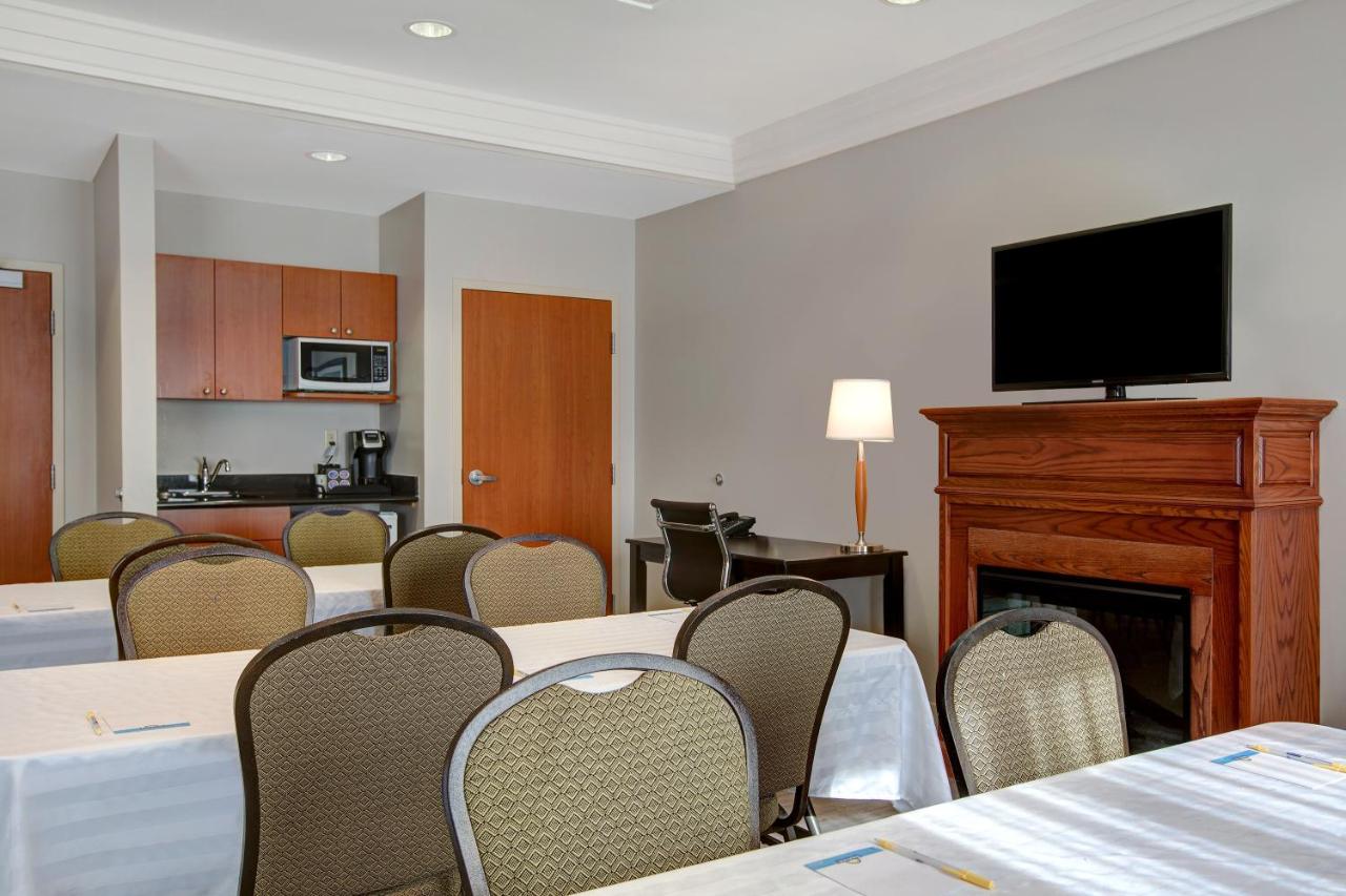 Days Inn & Suites by Wyndham Collingwood photo 3