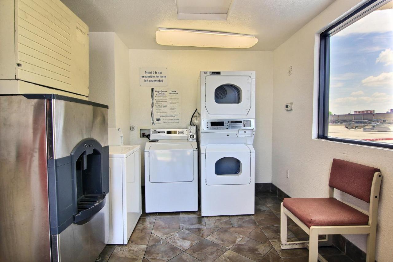 Motel6 Austin, TX - Central Downtown UT photo 3