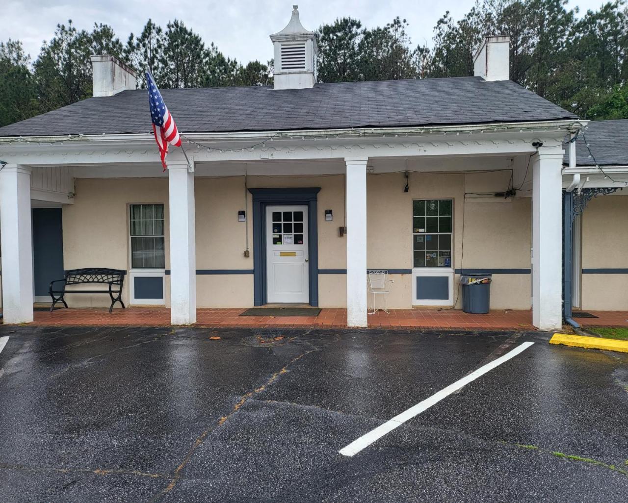 WHITE COLUMNS MOTEL — image 1 of 1