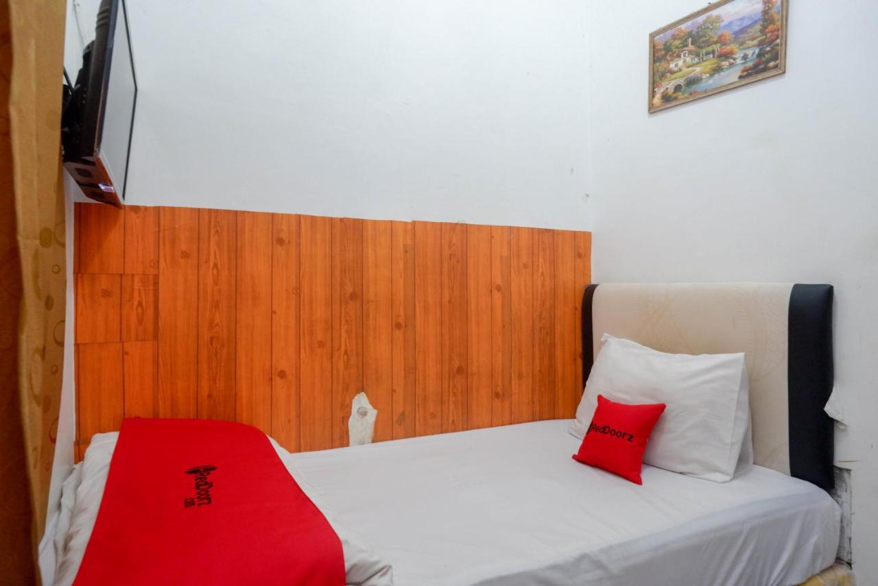 Photo - RedDoorz At Golden Inn Tugu Yogyakarta