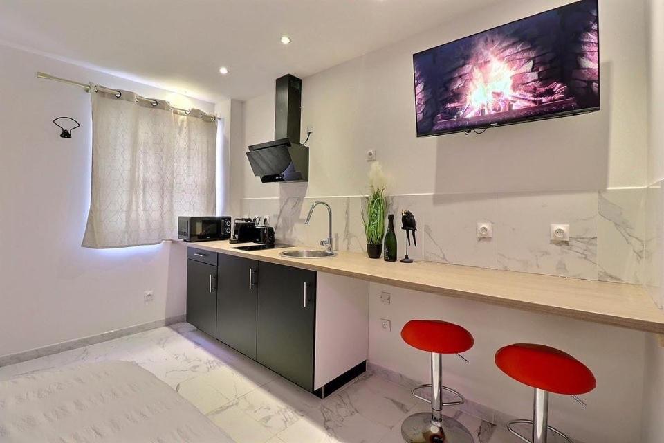 Love Room avec Jacuzzi Privatif Évasion Romantique à Castelsarrasin - 6