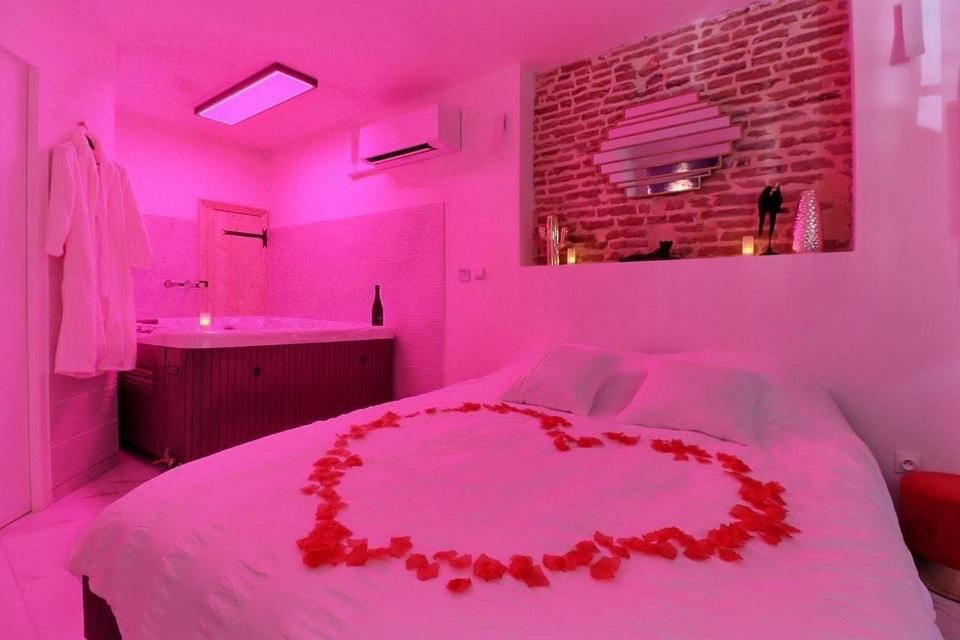 Love Room avec Jacuzzi Privatif Évasion Romantique à Castelsarrasin - 2