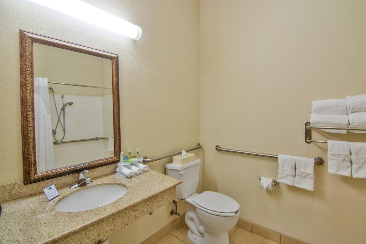 Country Inn & Suites by Radisson, Terrell photo 2