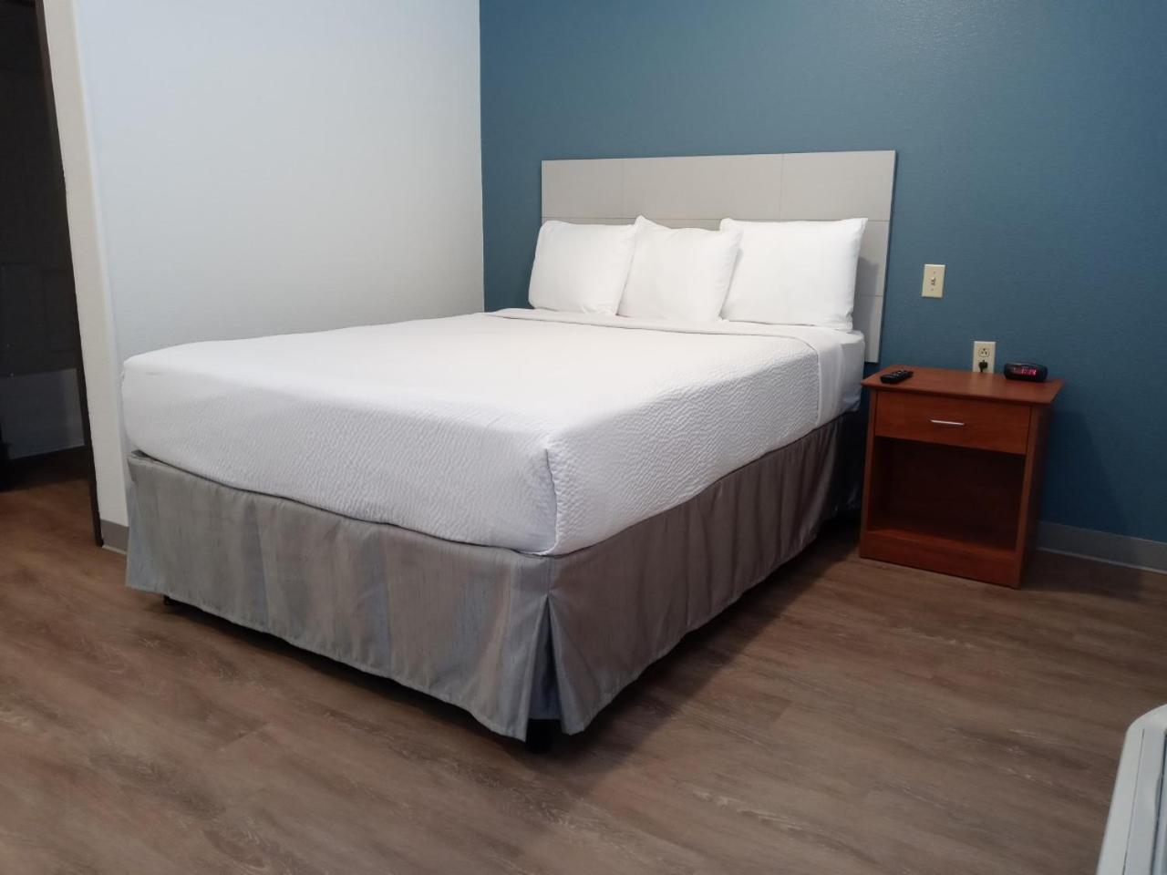 WoodSpring Suites Houston La Porte photo 4