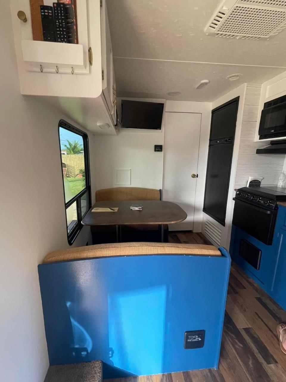 El Camper RV with pool. photo 4