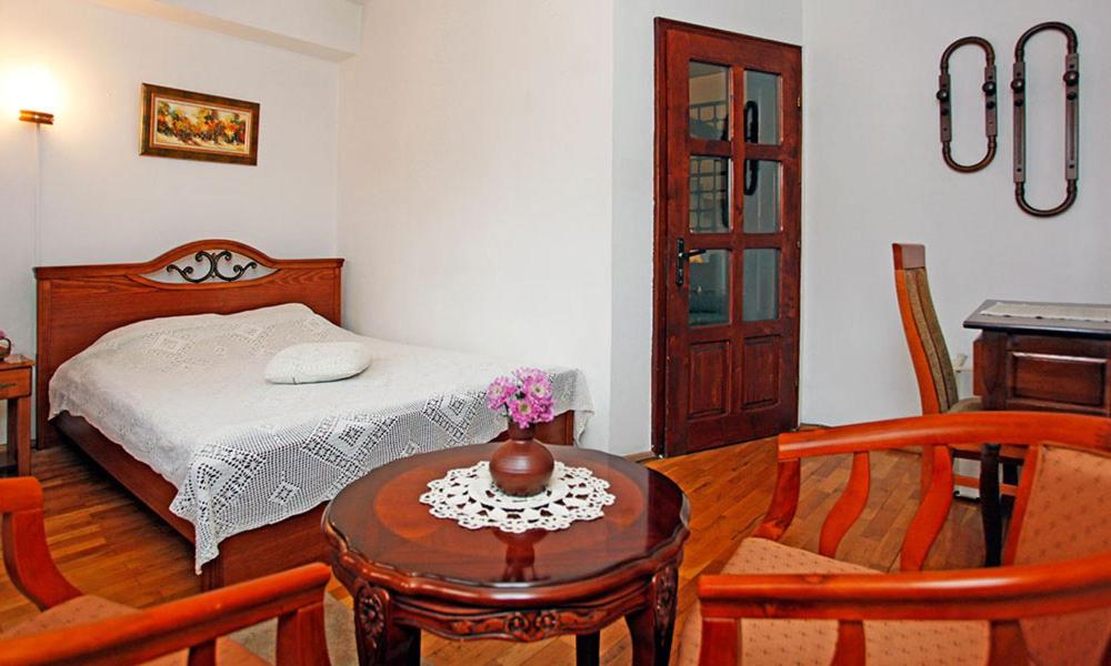 Family Hotel and Restaurant Varosha 2003 photo 4