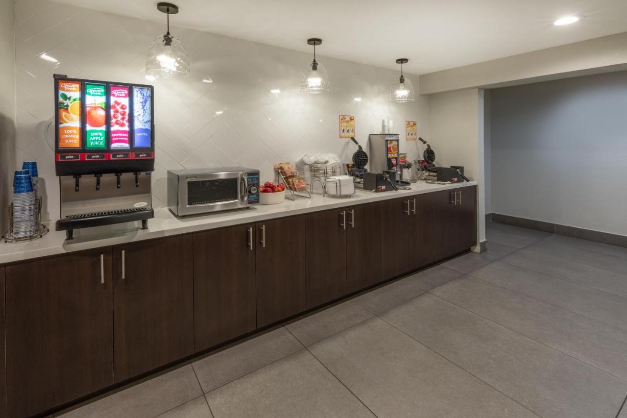 La Quinta Inn & Suites by Wyndham Houston NW Brookhollow photo 2