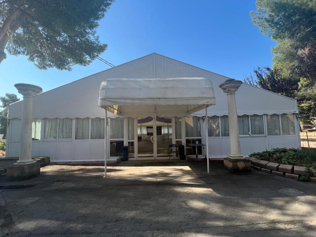 Hotel El Cisne - parking exterior gratuito