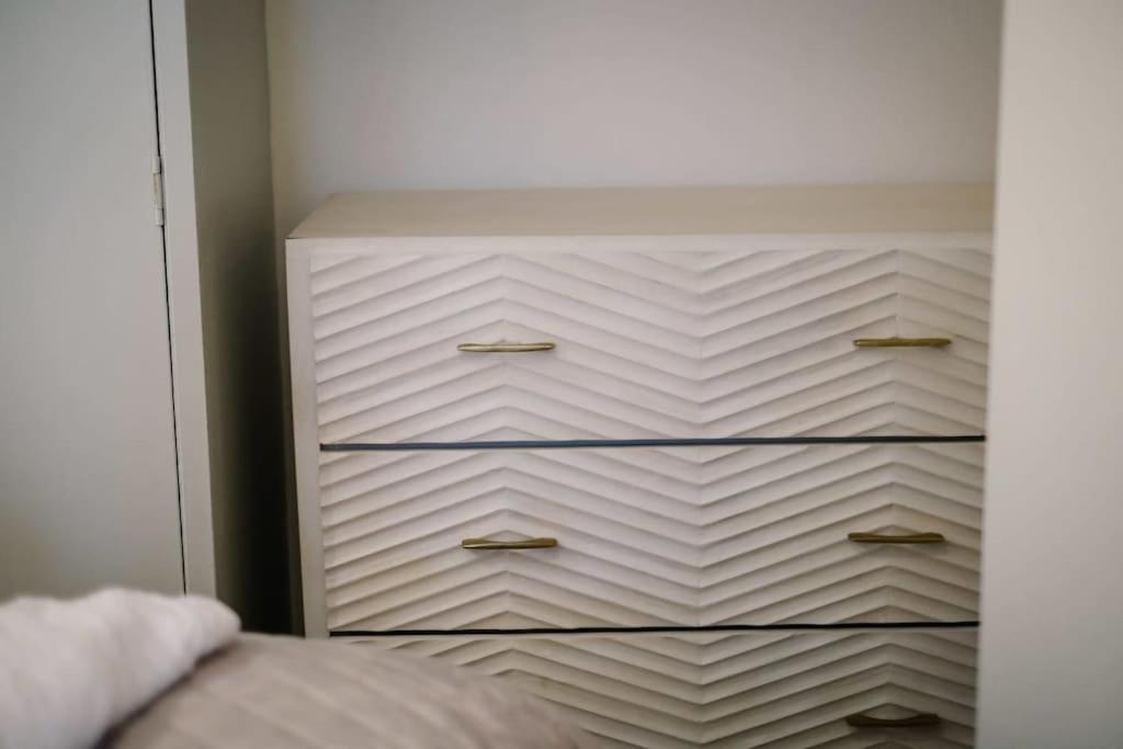 Glen Wynne Apartment Lovely Central Pet Friendly - FREE off-site Health Club access with Pool, Sauna, Steam Room & Gym Short 5 Minute Drive Away - 6