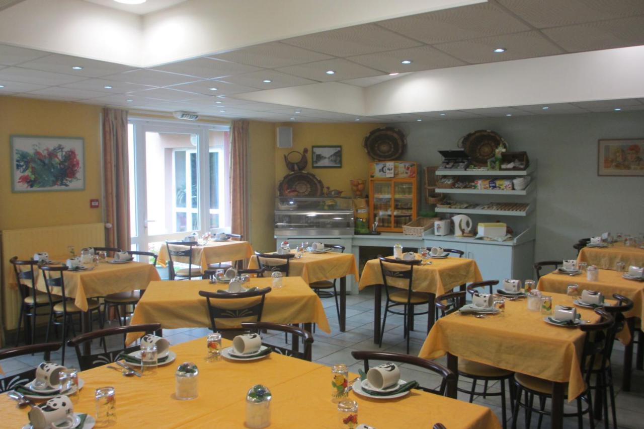 Hôtel Restaurant La Crèche et sa piscine intérieure - Logis Hôtels photo 2
