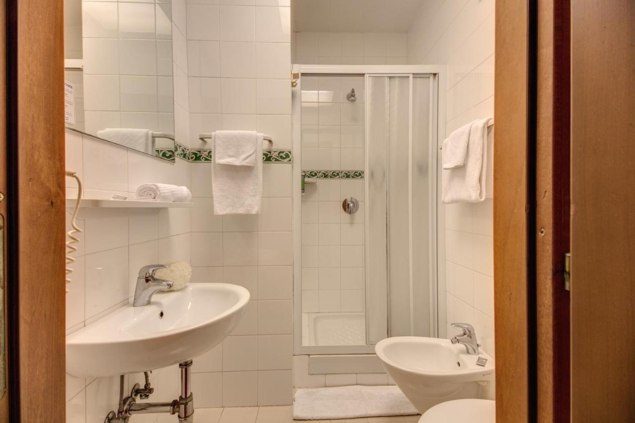 Hotel Corona photo 2