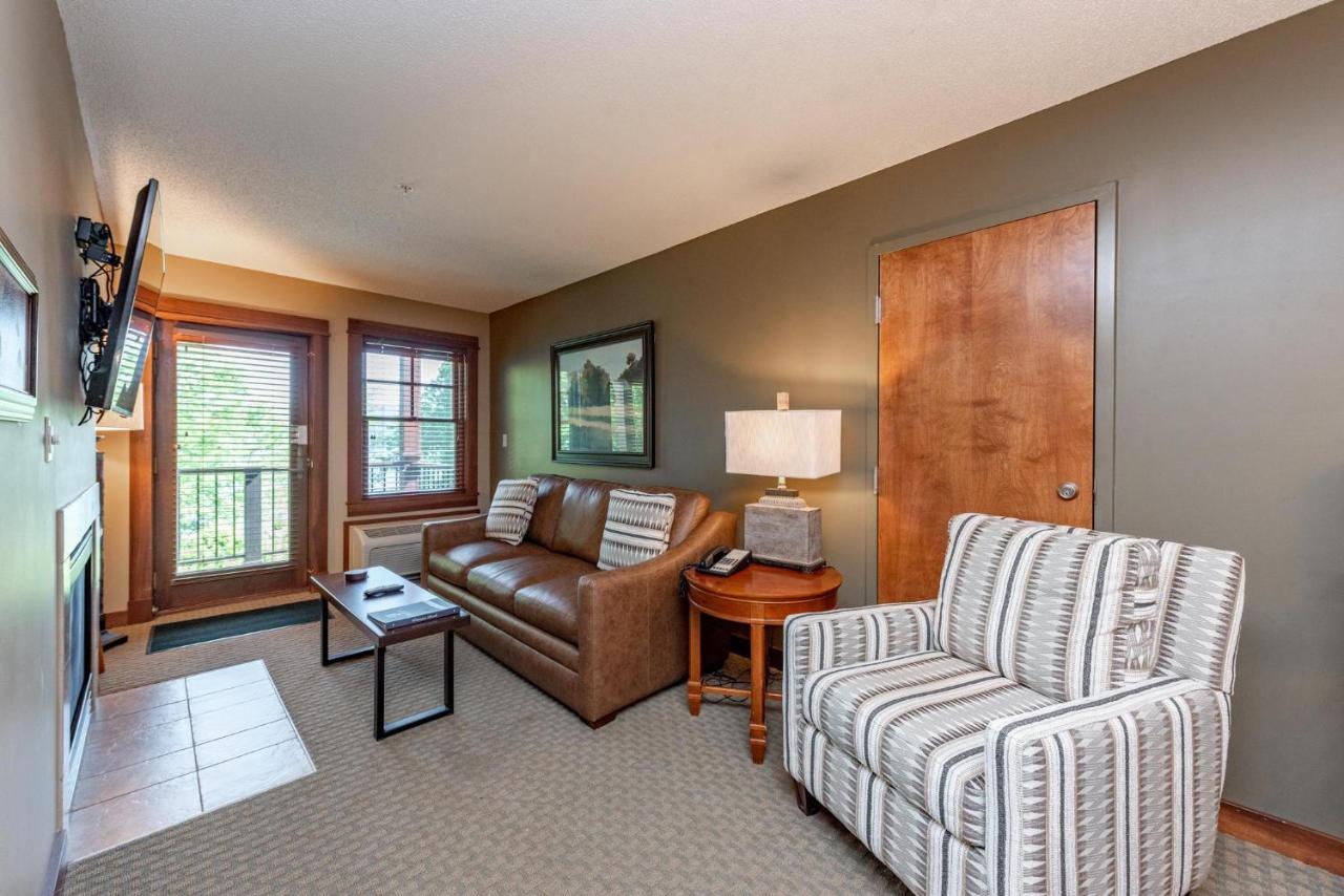 B204 One Bedroom Lake View - 2