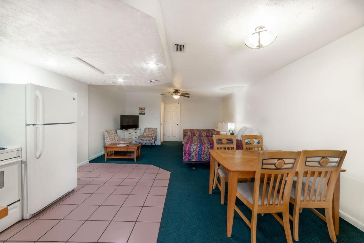 Captain's Table Hotel by Everglades Adventures photo 3