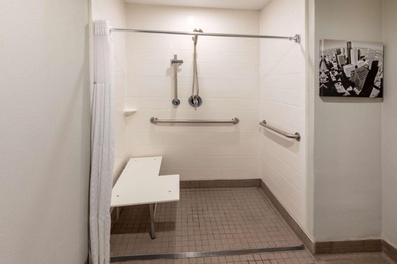 La Quinta Inn & Suites by Wyndham Houston NW Brookhollow photo 3