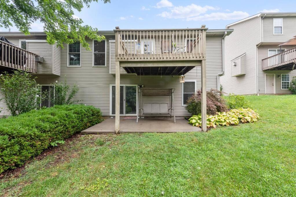 Spacious Kansas City Townhome with 2 Living Rooms Near Downtown and MCI Airport