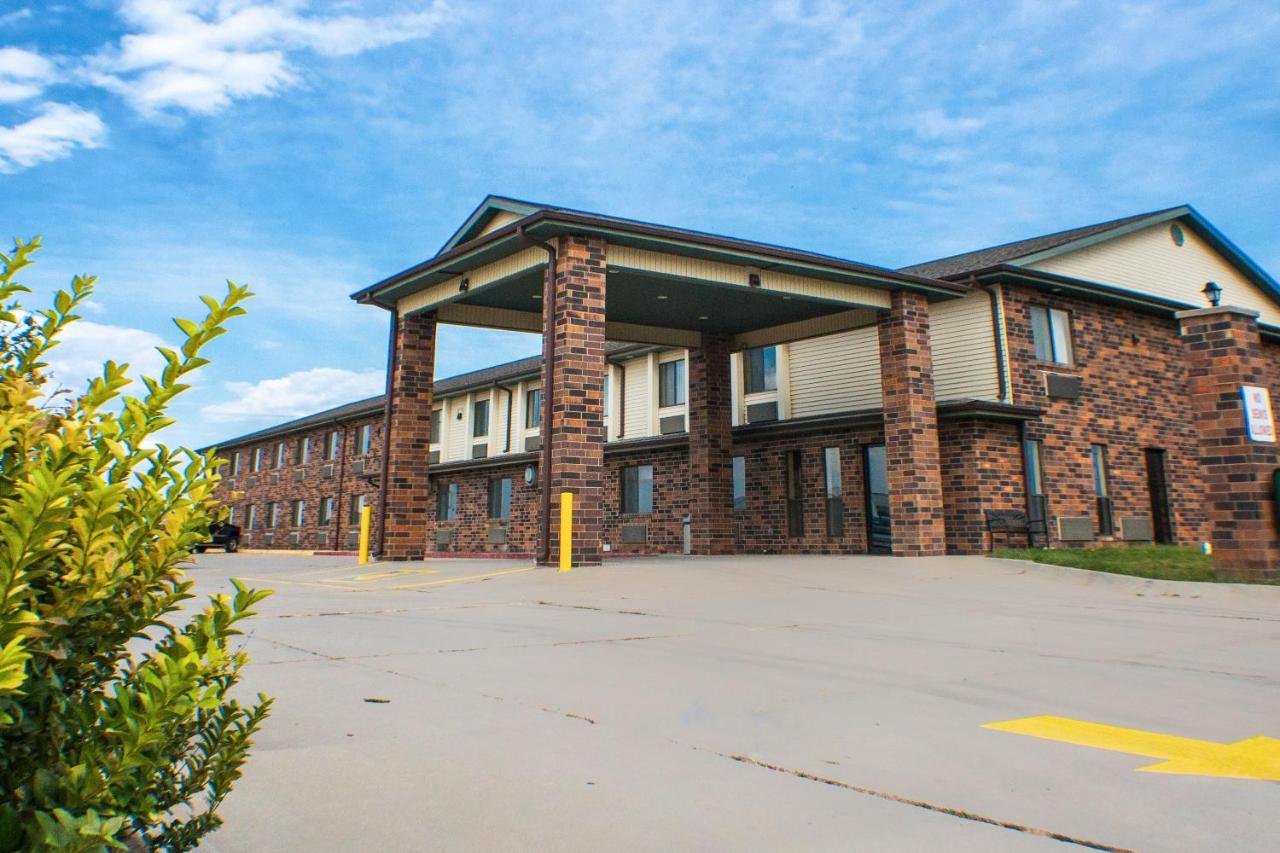 VICTORIAN INN & SUITES