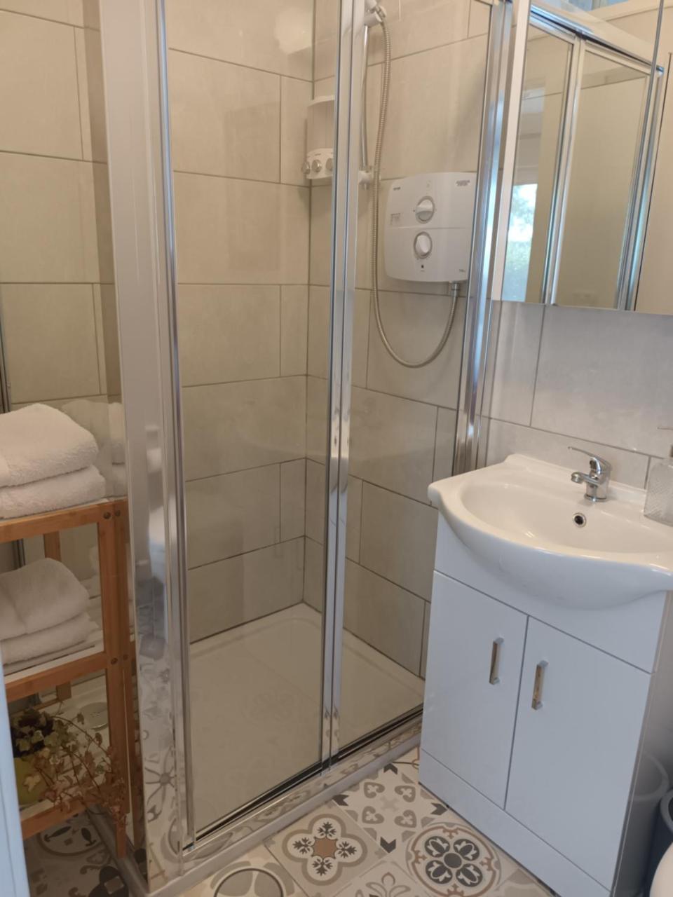 Kate's Place bedroom ensuite close to Donegal town - 6