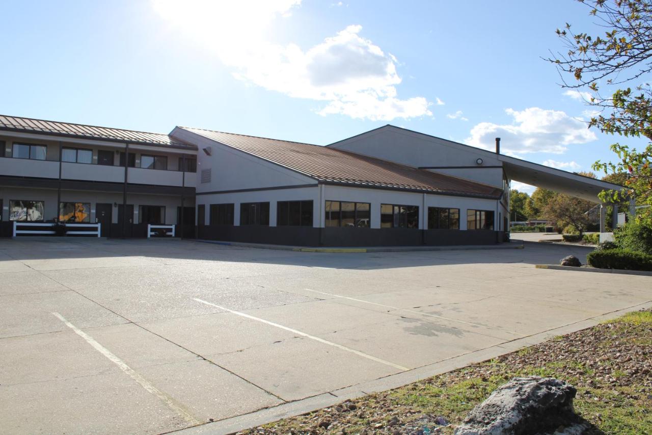 Greenlight Inn & Suites St James photo 2