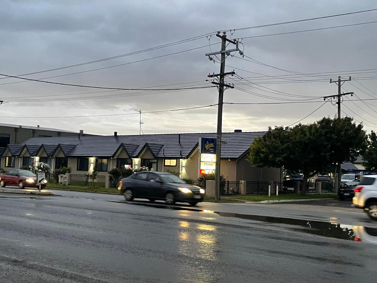 SHEPPARTON MOTOR INN Tudor House Motel photo 3