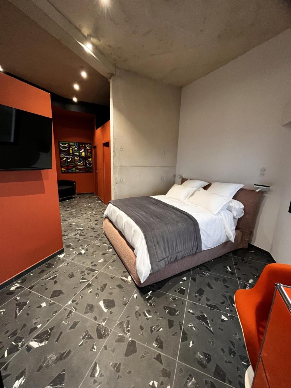Suite 28 - 6