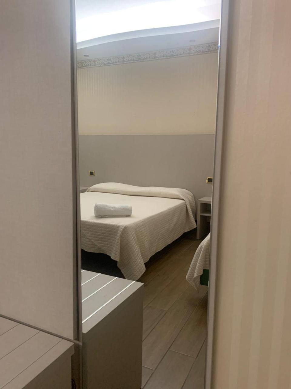Hotel Royal Plaza - 3