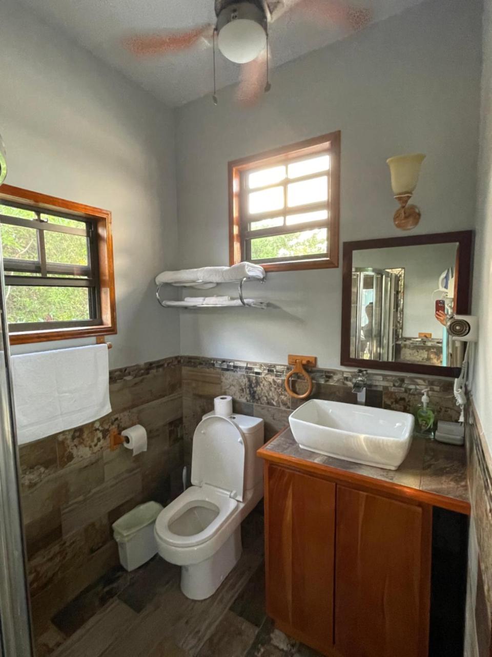 Hidden Treasure Vacation Home Blue Bay Cottage photo 3