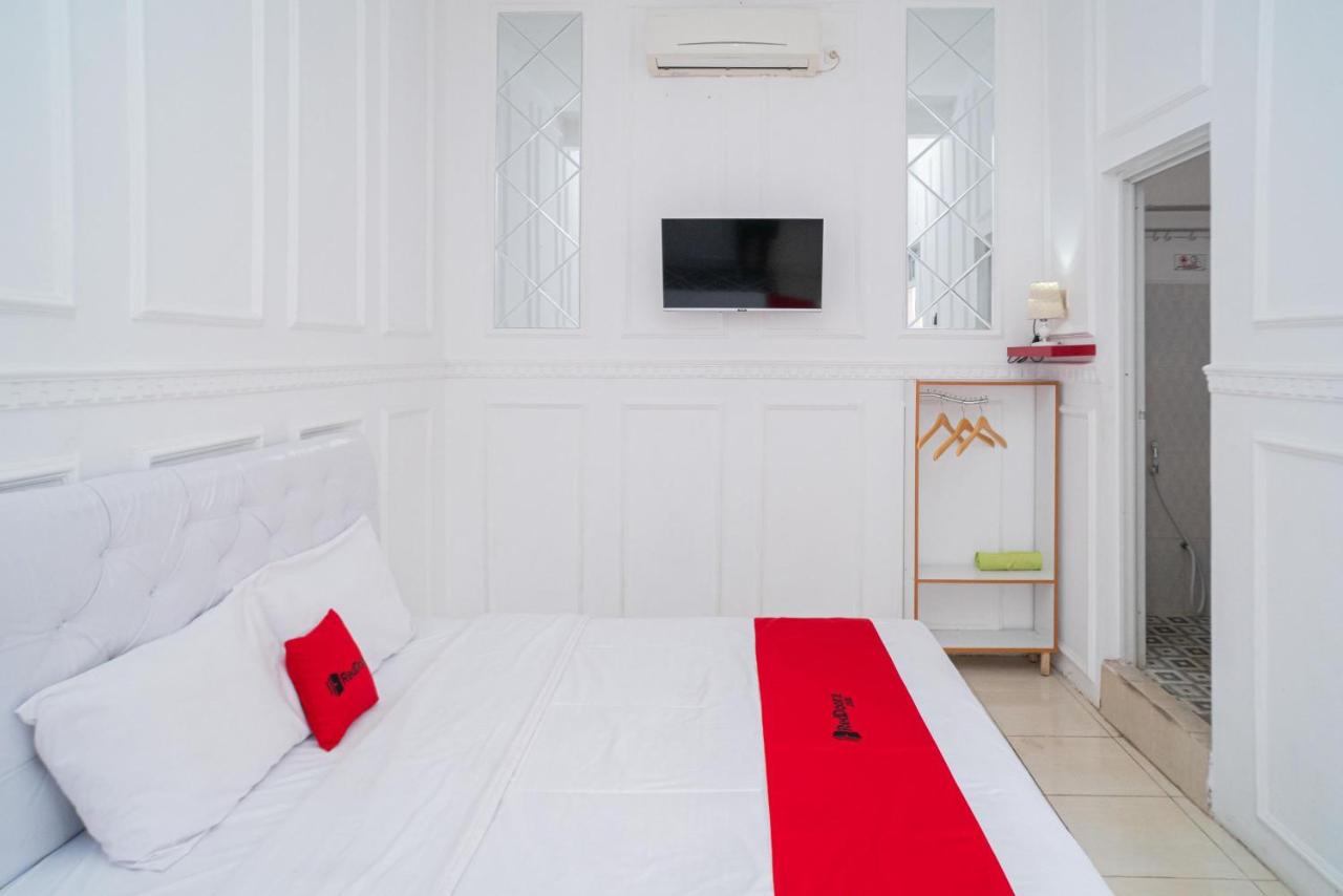 RedDoorz Syariah at Aura Homestay photo 4