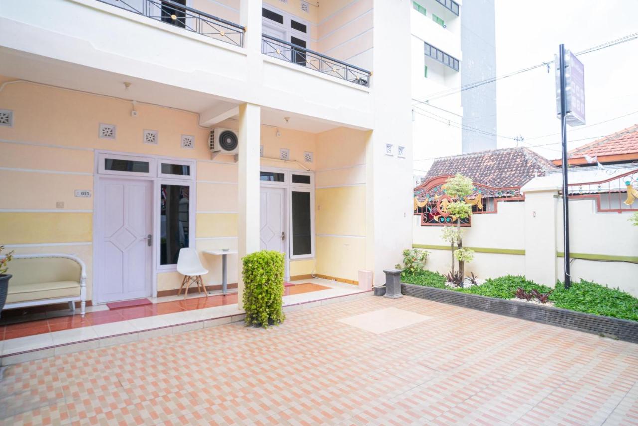 RedDoorz Syariah at Aura Homestay