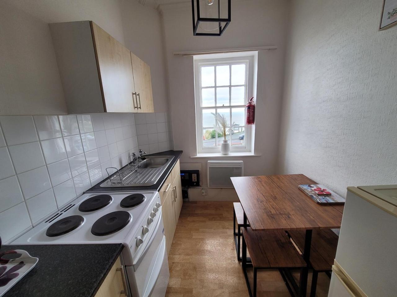 Sea View flat 2 with Fast WiFi and FREE parking - 4