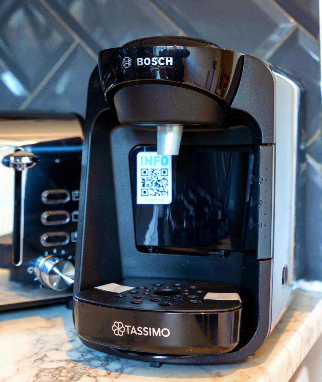 Amazing 3 bedroom, 2 bathroom, ground floor flat with garden, near train Station and bus stop - 5