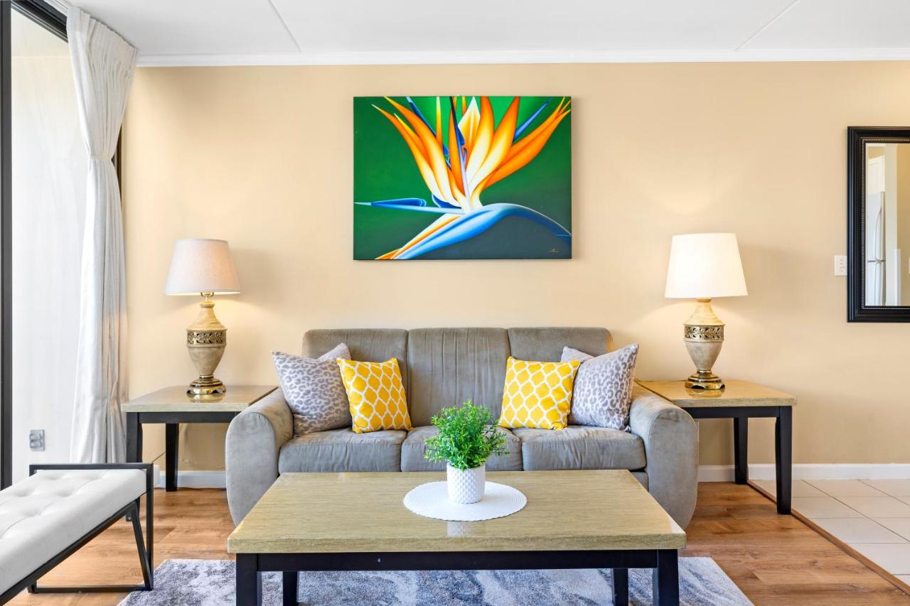 12Fl Waikiki banyan condo with balcony, pool, & parking - 4