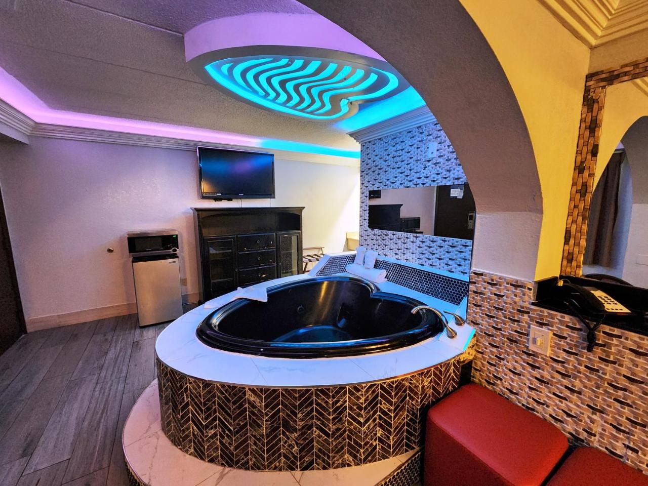 Americas Best Value Inn & Suites Little Rock at Scott Hamilton Dr photo 4