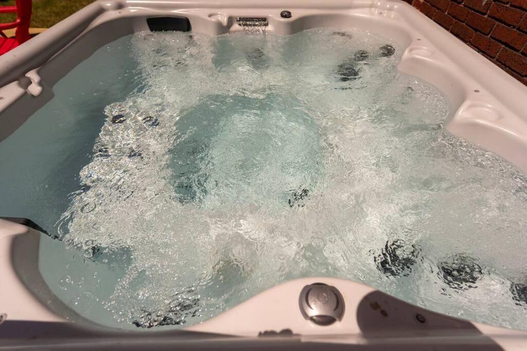 Downtown Retreat, Hot Tub, Firepit, Grill photo 2