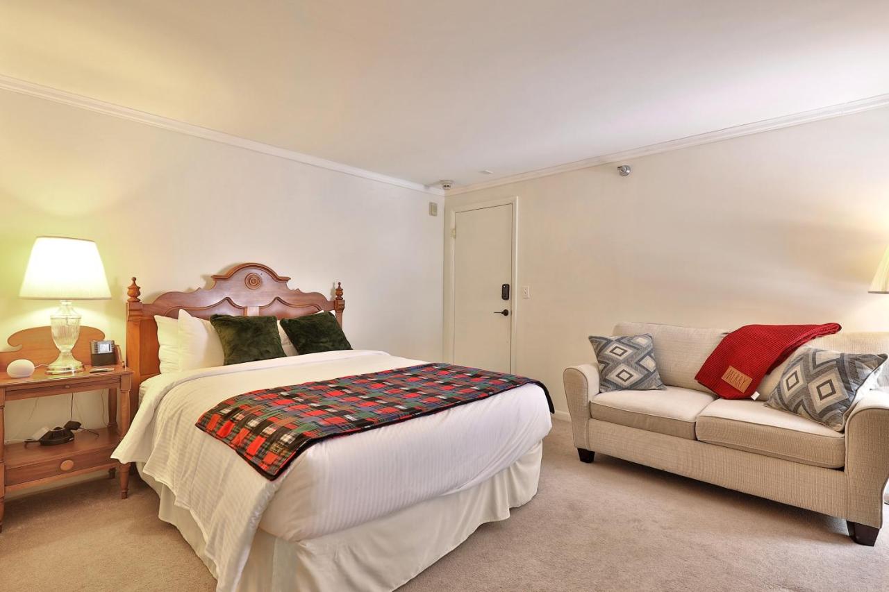 The Birch Ridge- Lace Room #3 - Queen Suite in Renovated Killington Lodge, Hot tubs, home