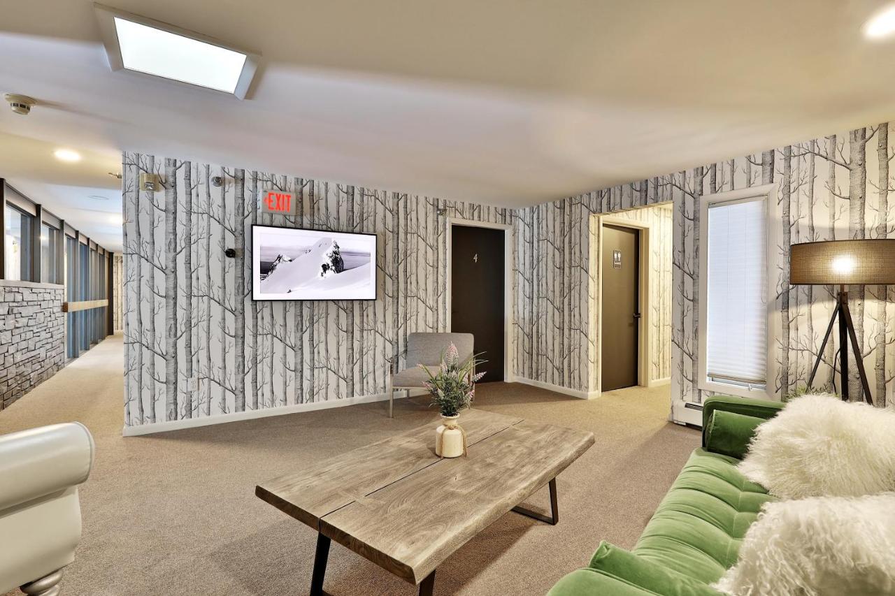 The Birch Ridge- Lace Room #3 - Queen Suite in Renovated Killington Lodge, Hot tubs, home photo 4