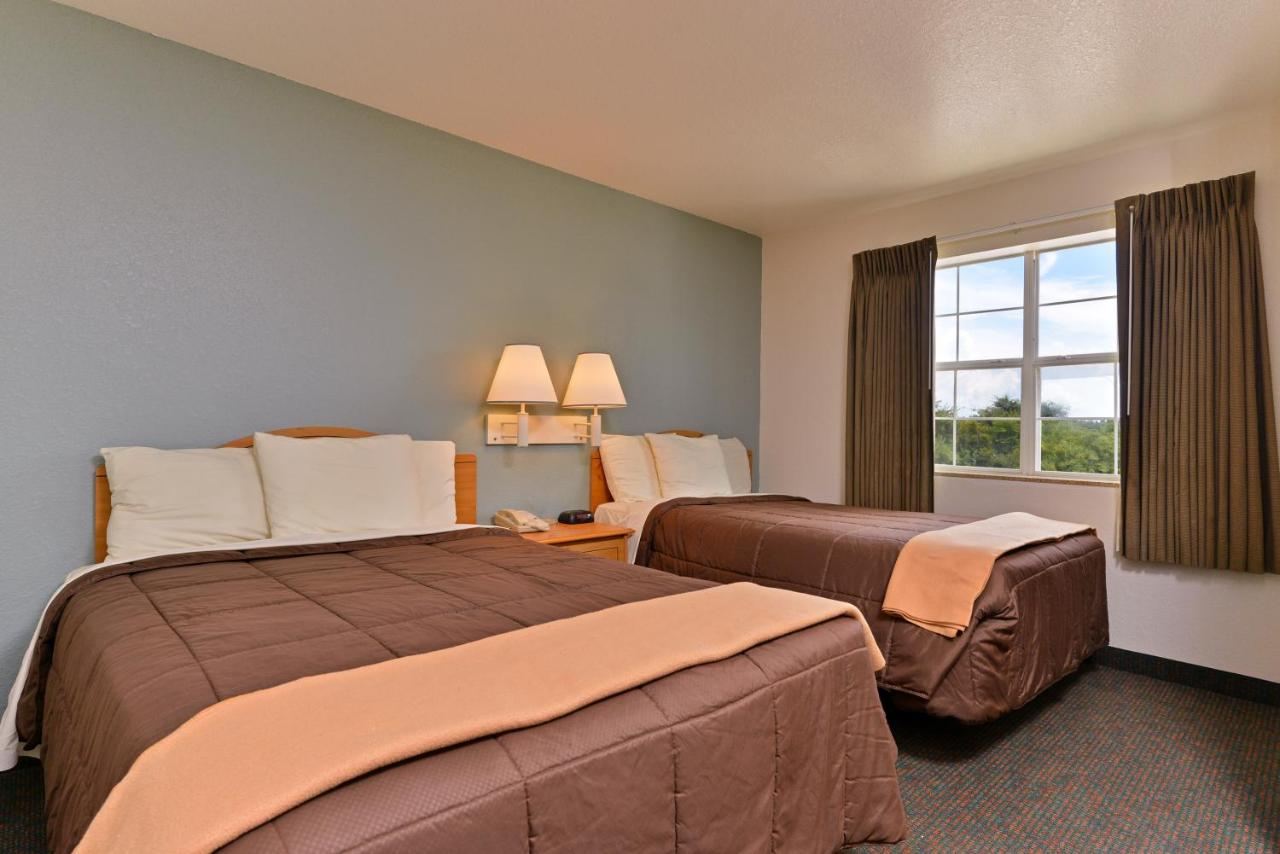Americas Best Value Inn & Suites Winnie photo 2