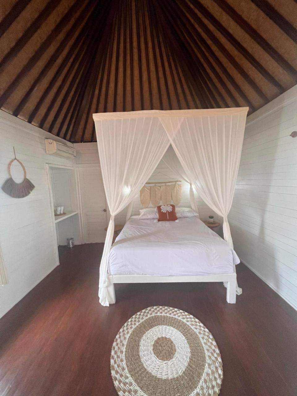 Mista Ceningan's Beach Bungalows photo 2