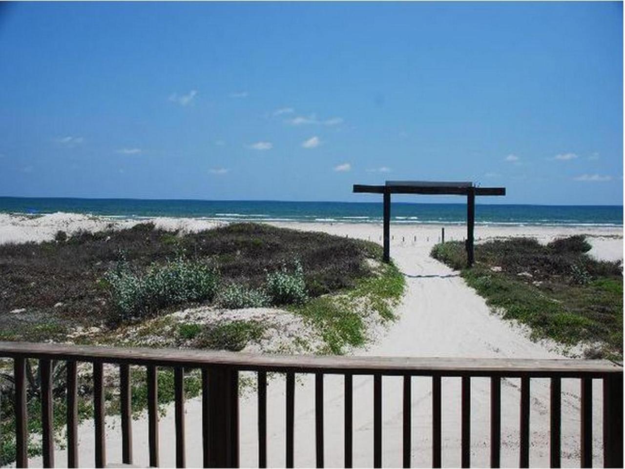 Beachgate CondoSuites and Oceanfront Resort photo 3