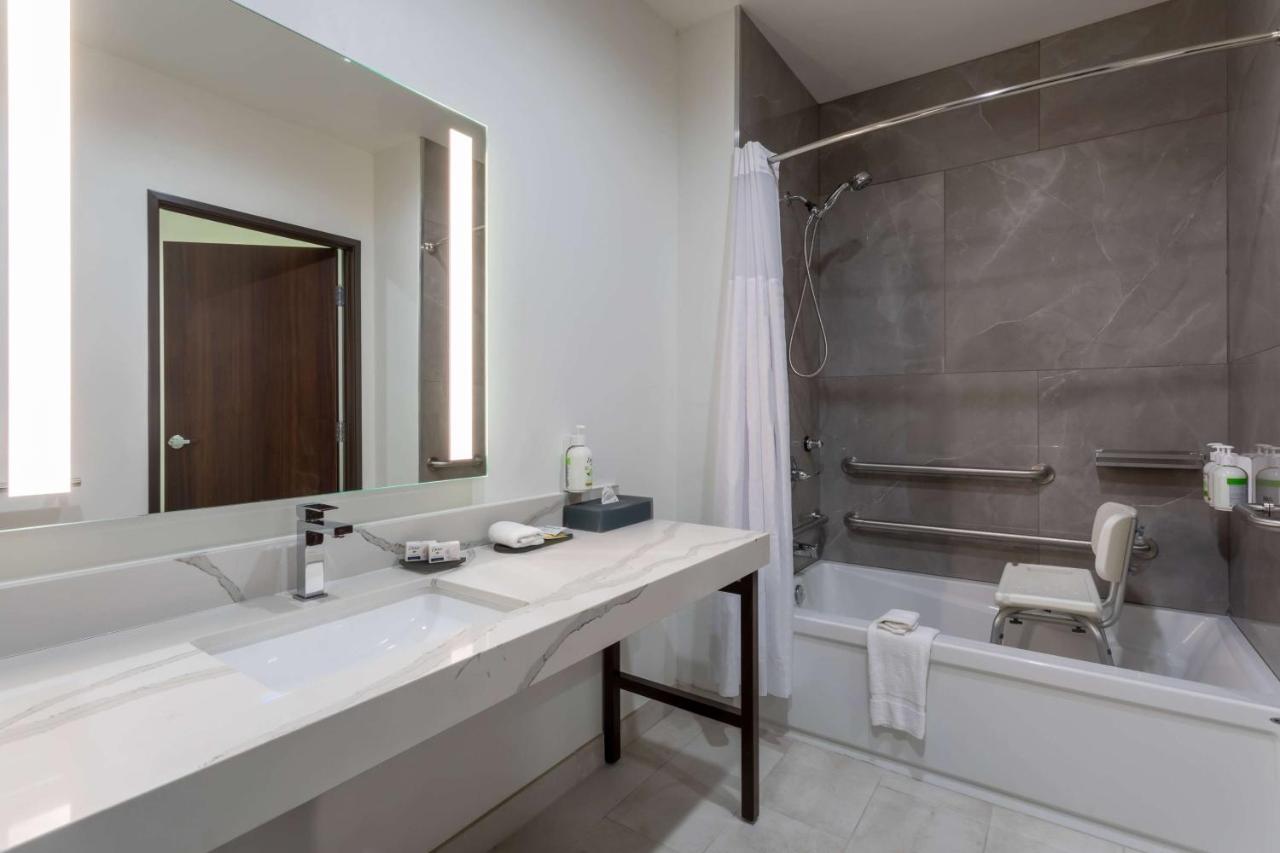 La Quinta Inn & Suites by Wyndham Galt Lodi North photo 2