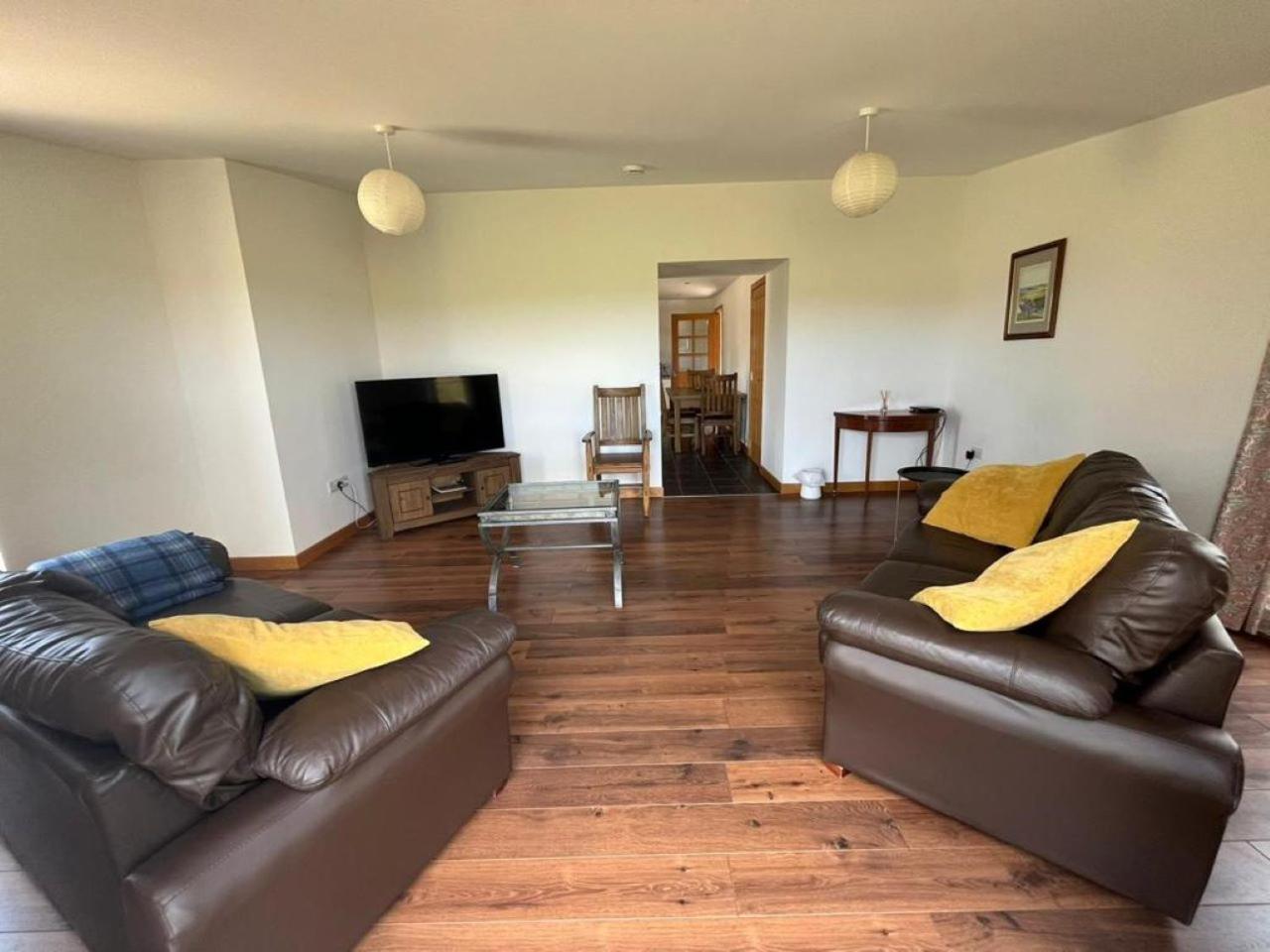 Berryhill East Steading - 3 bedroom 2 bathroom self-catering - sleeps 6 - Private off-road parking - Yard & Shed - Suit Contractors - Peterhead 1 mile - Newly Refurbished - Underfloor Heating - Drying Room - Golf Driving Range - Cafe - Extensive Footpaths - 2