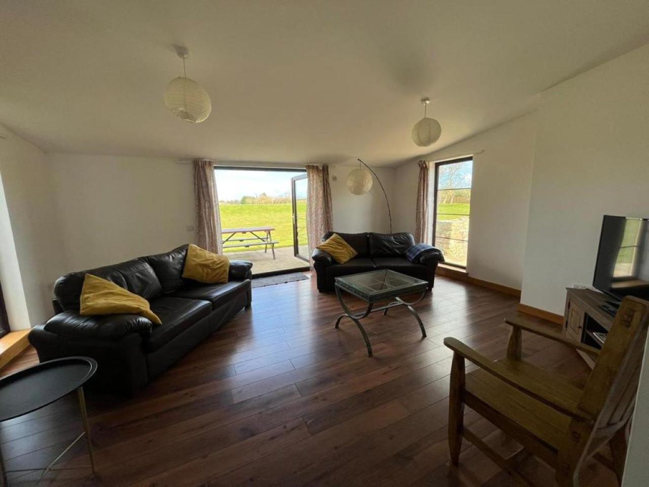 Berryhill East Steading - 3 bedroom 2 bathroom self-catering - sleeps 6 - Private off-road parking - Yard & Shed - Suit Contractors - Peterhead 1 mile - Newly Refurbished - Underfloor Heating - Drying Room - Golf Driving Range - Cafe - Extensive Footpaths - 3