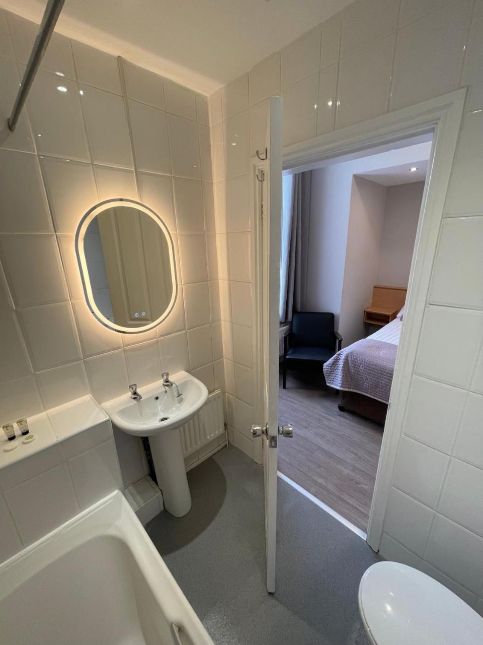 West Lynn Serviced Apartments Spacious & Free Parking photo 2