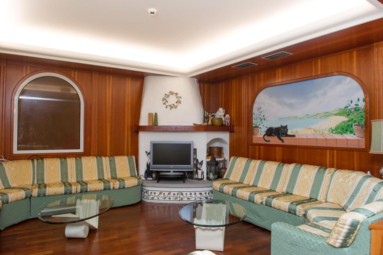 Hotel Trevi Riccione, in centro sul mare con cucina photo 4
